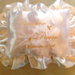 Un coussin brodé personnalisé pour alliances mariage