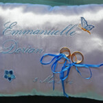 Un coussin brodé personnalisé pour alliances mariage