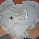 Un coussin brodé personnalisé pour alliances mariage