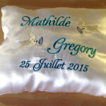 Un coussin brodé personnalisé pour alliances mariage