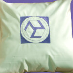 Je vous présente cette housse brodée avec un ANTAHKARANA FEMININ pour coussin de 40x40 cm. Travail rapide et soigné. Made in France.