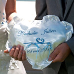 Coussin d'alliances brodé et entièrement personnalisé. Sur commande